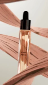 Santal Absolu – Huile Parfumée Santal Absolu met en lumière la noblesse du bois de santal dans une huile parfumée à la texture veloutée. Son parfum boisé, crémeux et sophistiqué accompagne la peau avec élégance tout au long de la journée. Méta-description SEO : Santal Absolu est une huile parfumée Neil Jacquet Paris au bois de santal. Une fragrance boisée, élégante et longue tenue pour une expérience de luxe.