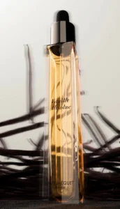 Vanille Absolue – Huile Parfumée Vanille Absolue révèle une vanille noble, crémeuse et enveloppante. Cette huile parfumée hydrate délicatement la peau tout en laissant un voile gourmand, élégant et durable. Méta-description SEO : Vanille Absolue de Neil Jacquet Paris : une huile parfumée à la vanille raffinée, gourmande et longue tenue pour une peau délicatement parfumée.