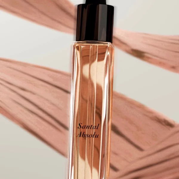 Santal Absolu – Huile Parfumée Santal Absolu met en lumière la noblesse du bois de santal dans une huile parfumée à la texture veloutée. Son parfum boisé, crémeux et sophistiqué accompagne la peau avec élégance tout au long de la journée. Méta-description SEO : Santal Absolu est une huile parfumée Neil Jacquet Paris au bois de santal. Une fragrance boisée, élégante et longue tenue pour une expérience de luxe.