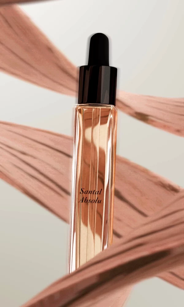 Santal Absolu – Huile Parfumée Santal Absolu met en lumière la noblesse du bois de santal dans une huile parfumée à la texture veloutée. Son parfum boisé, crémeux et sophistiqué accompagne la peau avec élégance tout au long de la journée. Méta-description SEO : Santal Absolu est une huile parfumée Neil Jacquet Paris au bois de santal. Une fragrance boisée, élégante et longue tenue pour une expérience de luxe.